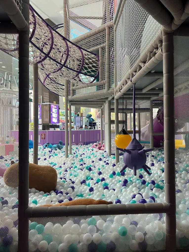 Ocean ball pool with crawl nets